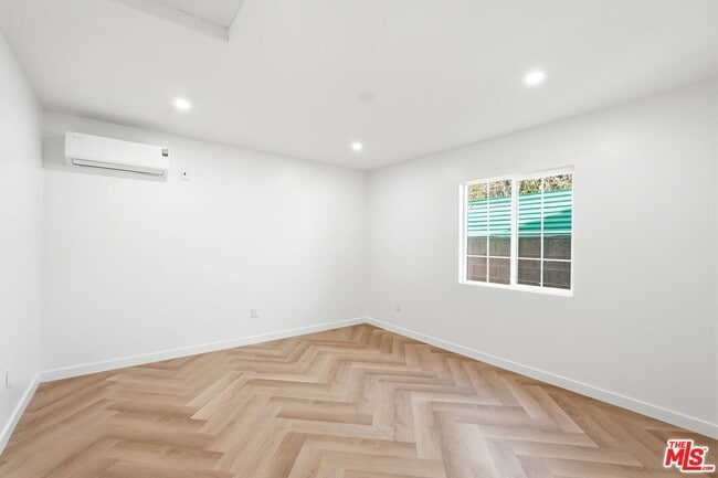 Building Photo - 11445 Delano St