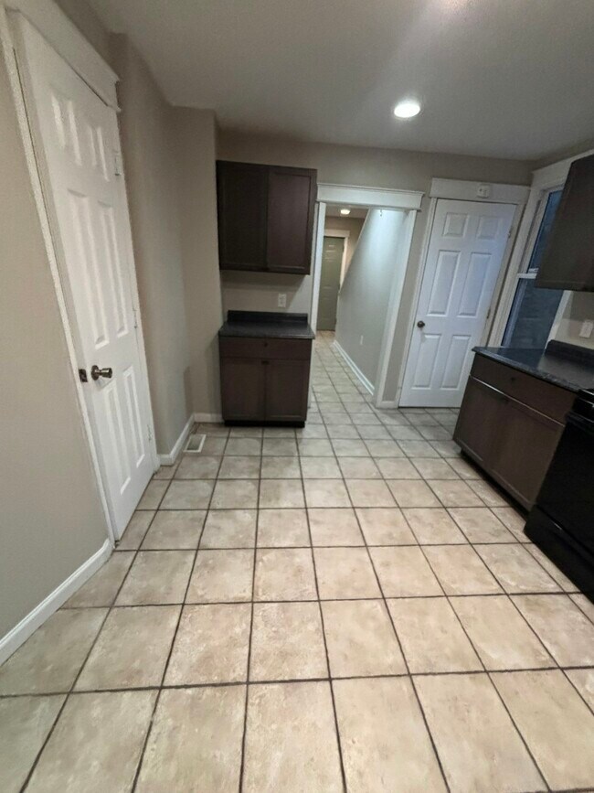 Building Photo - 165 Sharpe St