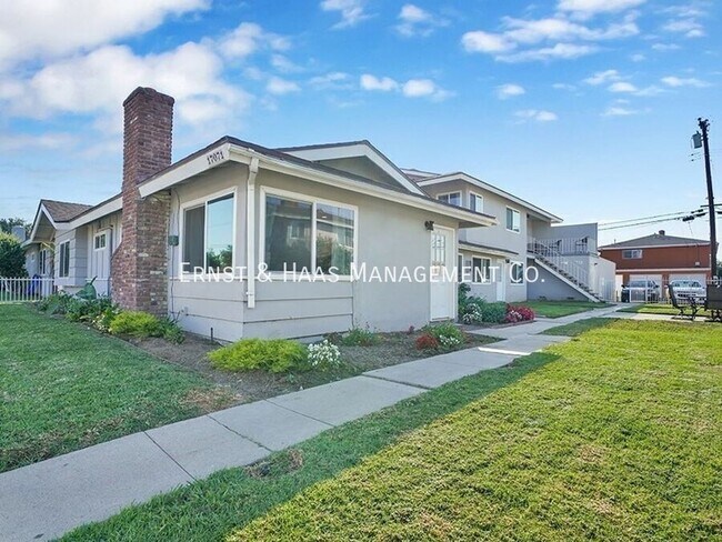 Building Photo - 17071 Oak Ln