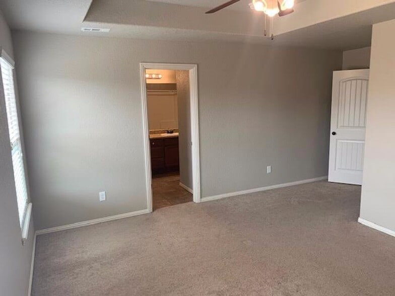 Building Photo - 110 Willow Dr