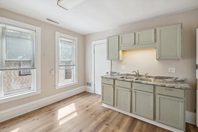 Building Photo - 2812 Garfield Ave