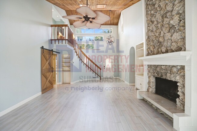 Building Photo - Stunning 4/2 on Siesta Key!