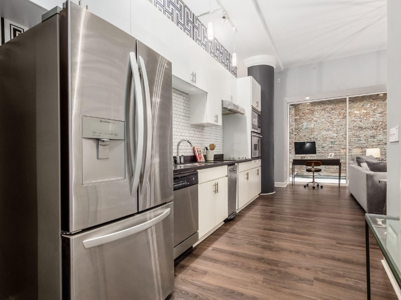 Building Photo - 106 N High St