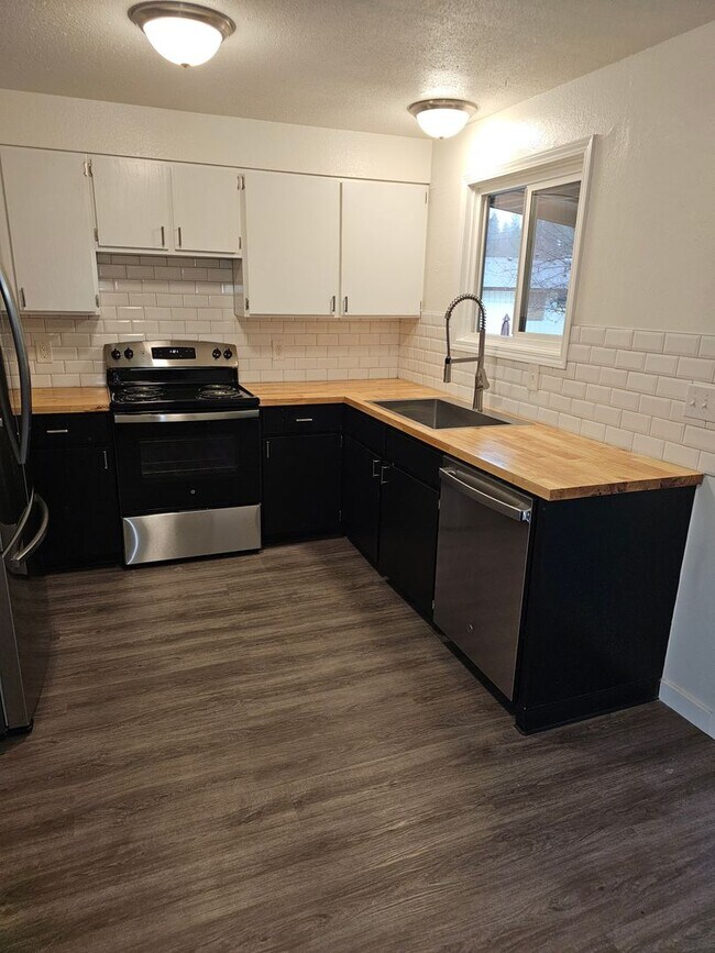 Building Photo - Beautiful Renovated 4 bedroom home For Ren...