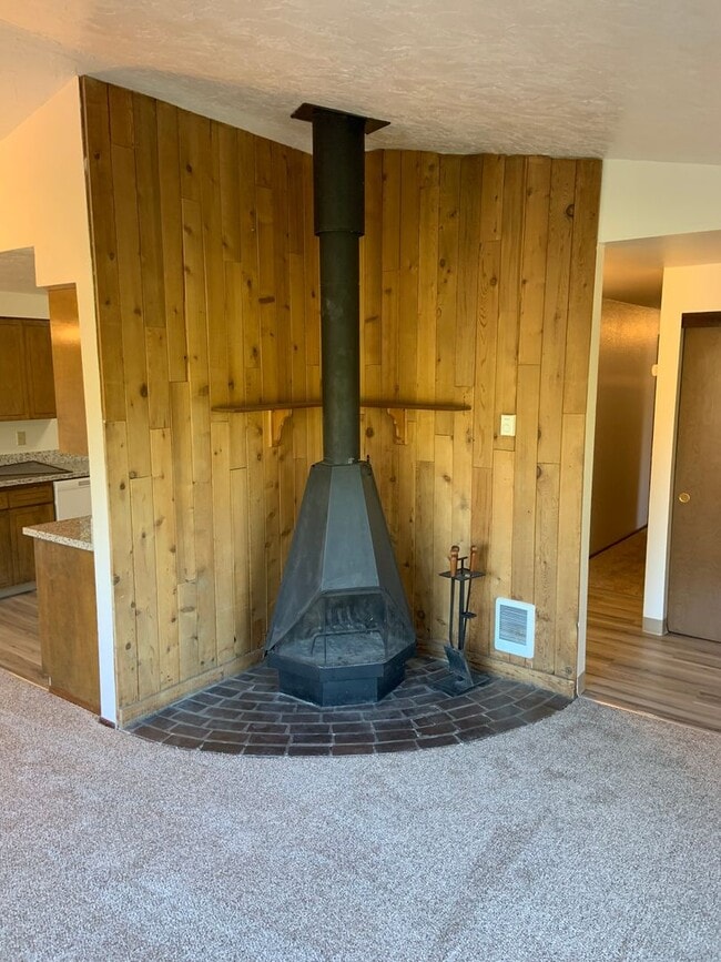 Building Photo - 2955 NW Glenridge Dr