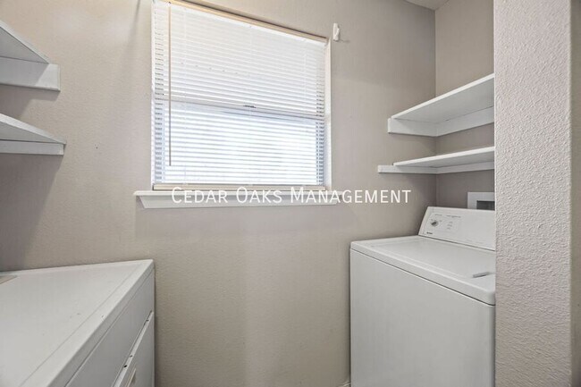 Building Photo - 2374 N Raven Ln