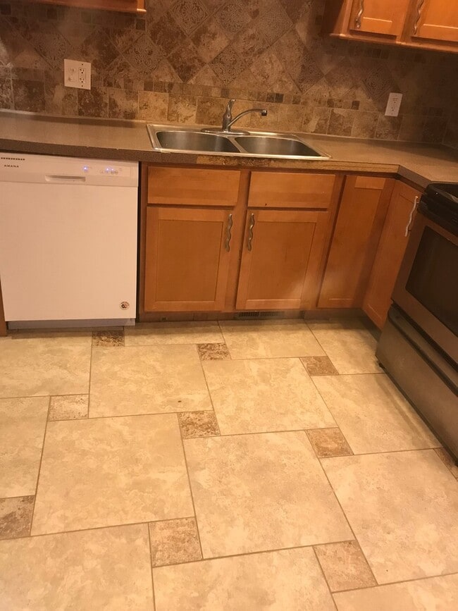 Building Photo - 3 Bedroom 1 bath home for lease in Maple H...