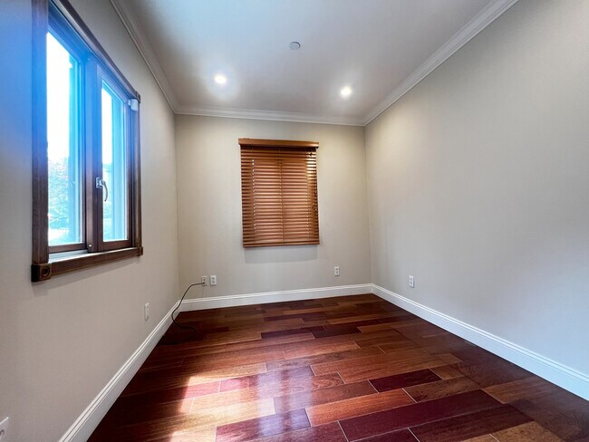 Building Photo - 19 Rosewood Dr