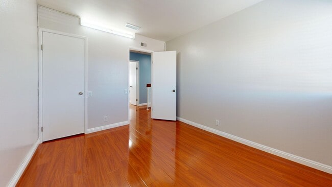 Building Photo - Spacious 5-Bedroom Family Home Available for Long Term Rent!