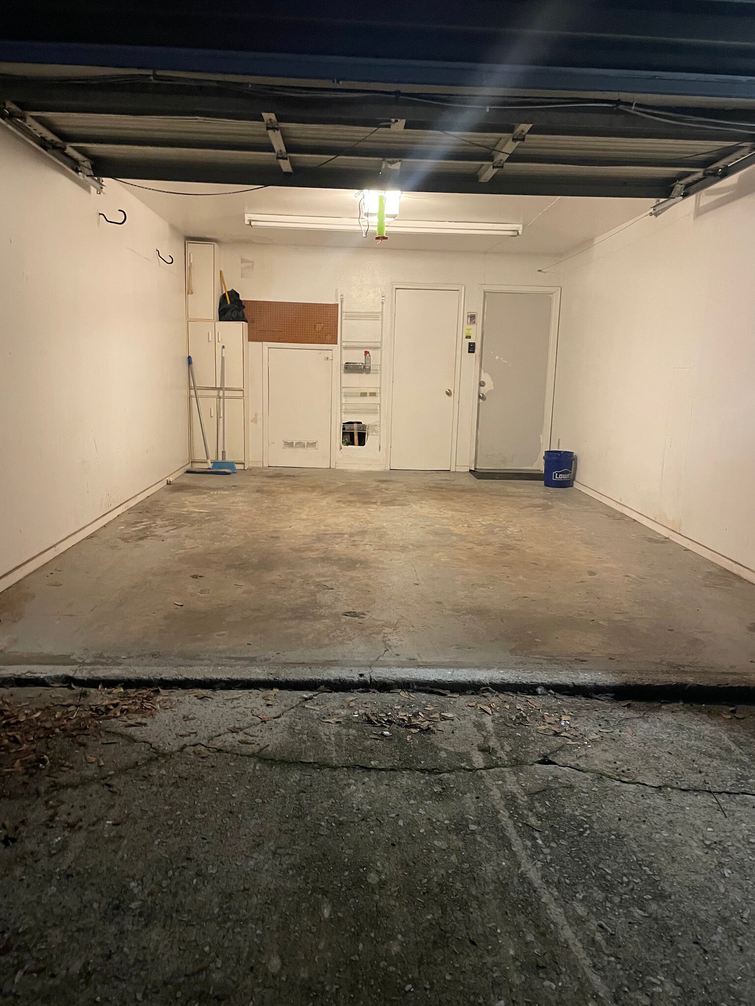 garage - 815 W Pensacola St
