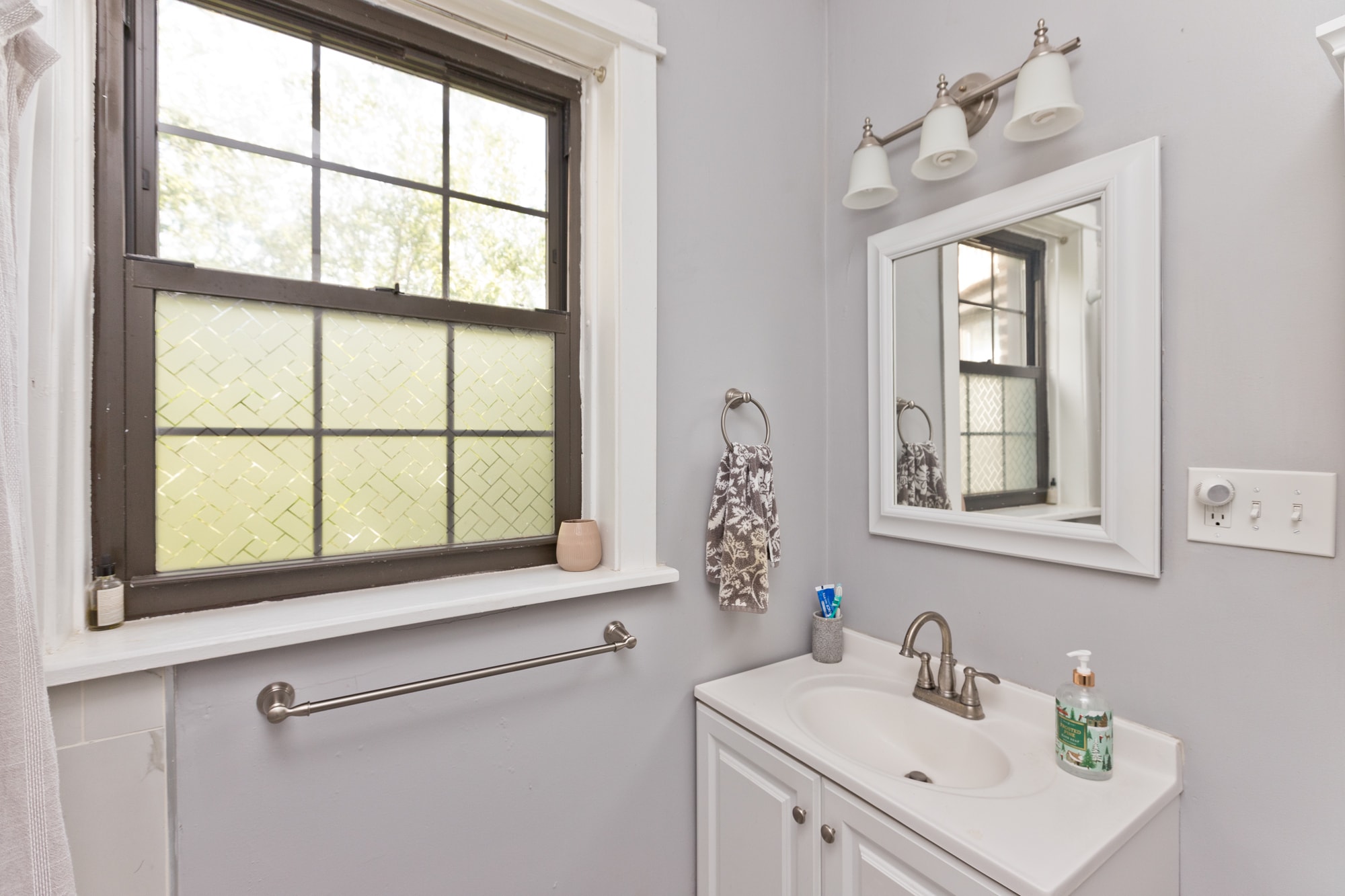 Building Photo - 3253 N Kenmore Ave