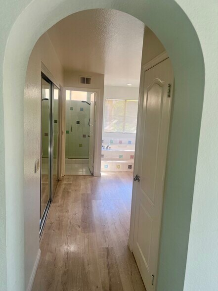 Building Photo - 5018 Evanwood Ave