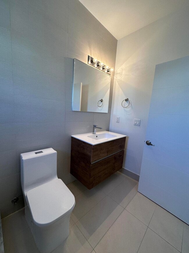 Building Photo - 815 NE 17th Ave