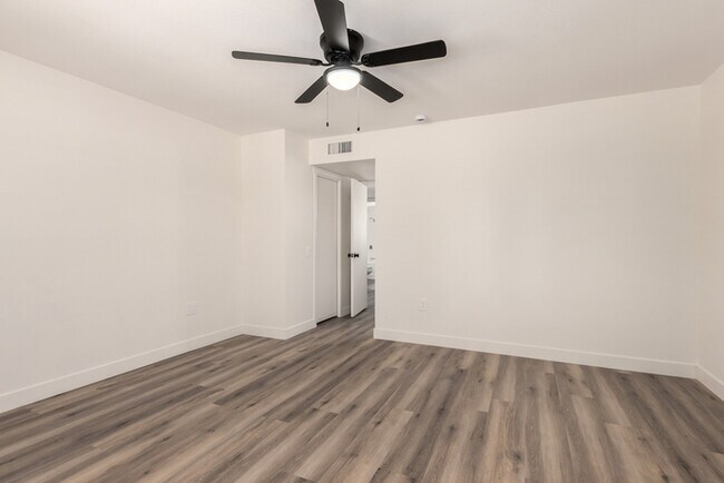 Building Photo - 17615 N Whispering Oaks Dr