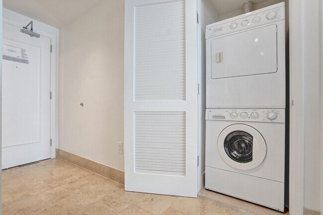 Building Photo - 4441 Collins Ave