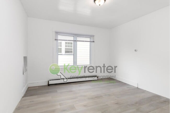 Building Photo - Spacious 3-Bed, 2-Bath First-Floor Unit wi...
