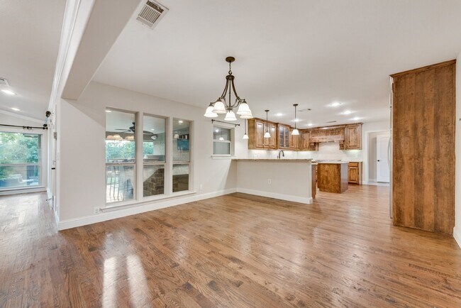 Building Photo - Spacious Elegance 5-Bed, 4.5-Bath Home with outside oasis