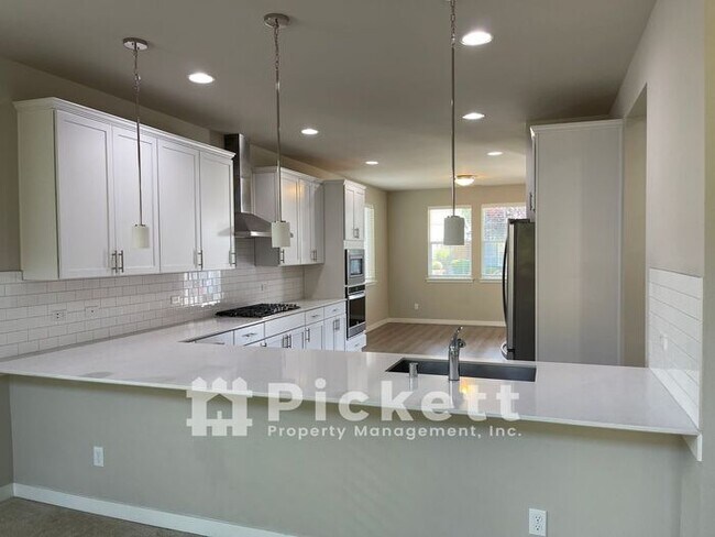 Building Photo - Large 4 Bedroom McCormick Woods Home