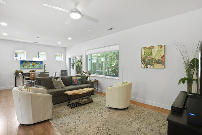 Building Photo - 211 Hampton Cir