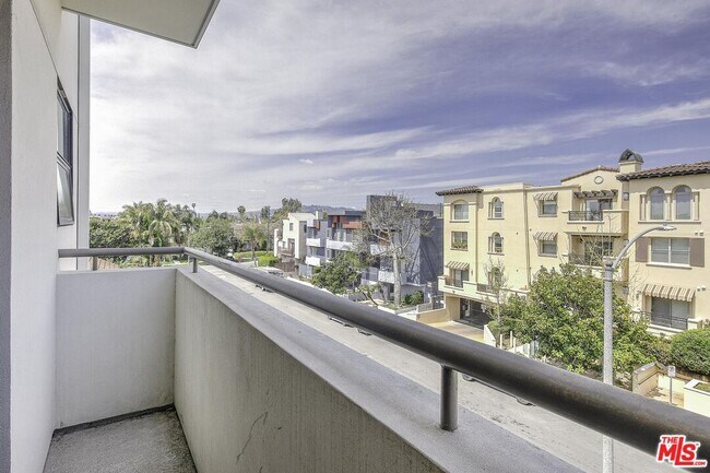 Building Photo - 5030 Rosewood Ave