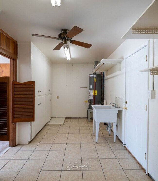 Building Photo - 6395 Duquesne Dr