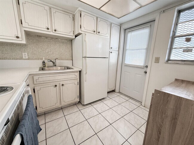 Building Photo - 1333 E Hallandale Beach Blvd