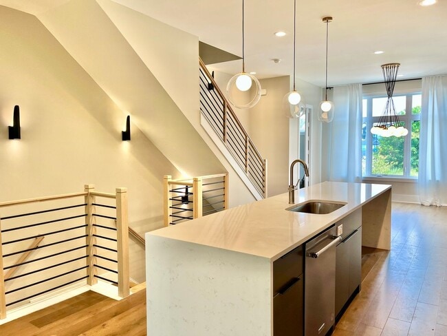 Building Photo - LUXURY Rooftop Terrace Townhome