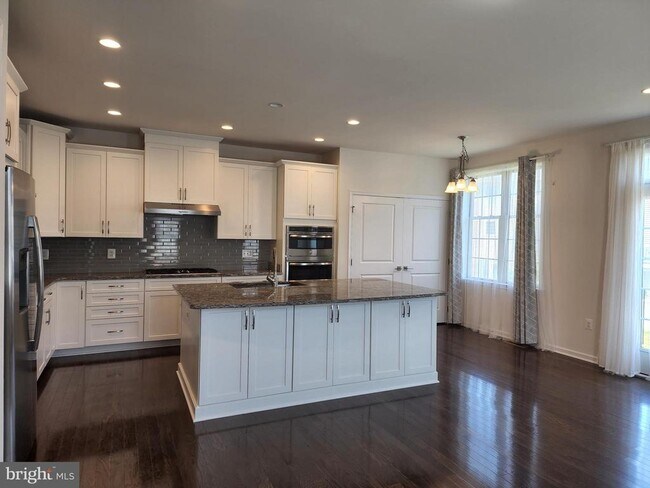 Building Photo - 25020 Cambridge Hl Ter