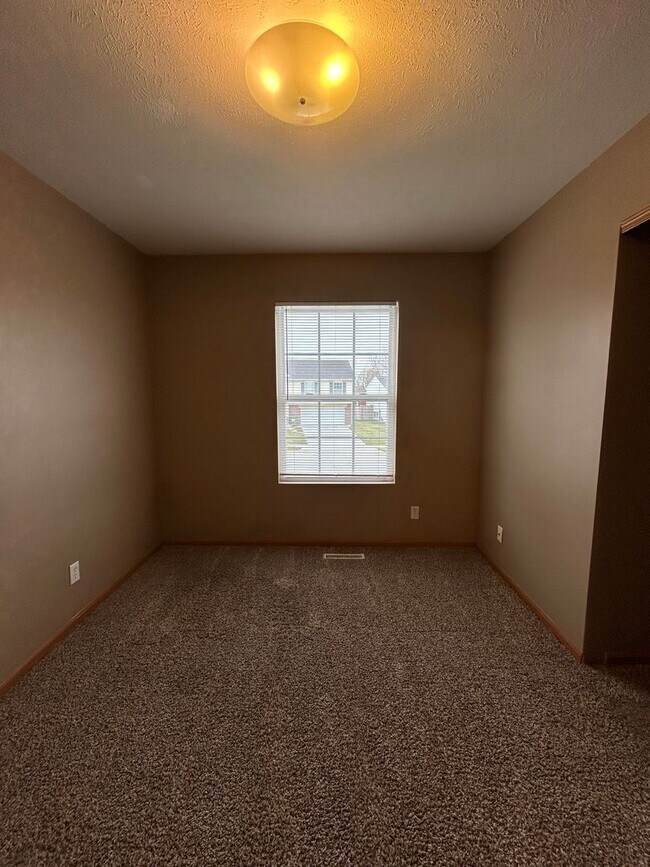 Building Photo - Spacious Millard Living with a Backyard You’ll Love