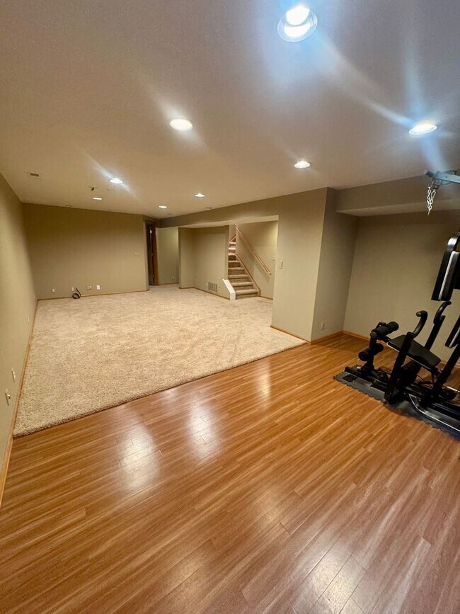 Building Photo - Gorgeous 4 bedroom with Loft and 3 car gar...