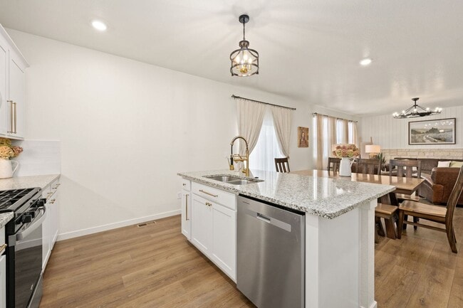 Building Photo - Upgraded 5-Bedroom Home in Immaculate Condition