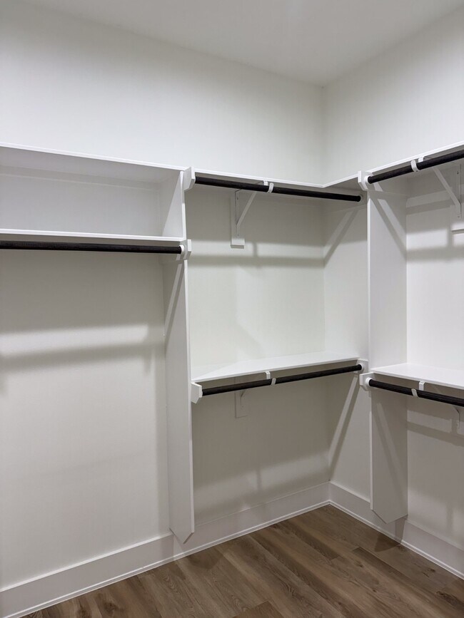 Building Photo - 9005 Comal St