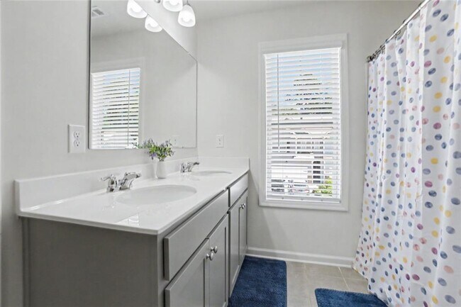 Building Photo - 723 Woodstock Grove Dr