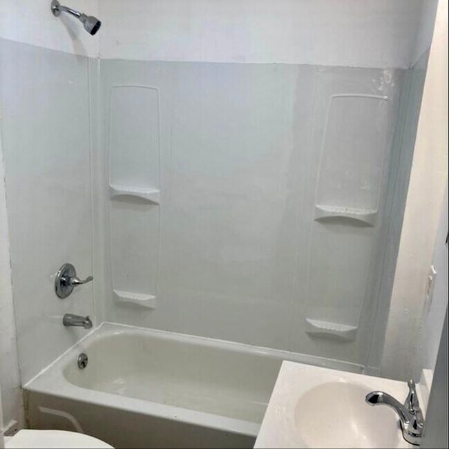 Building Photo - 42 Rosewood Ter