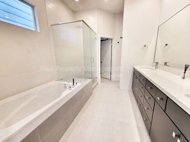 Building Photo - 1324 Delano St