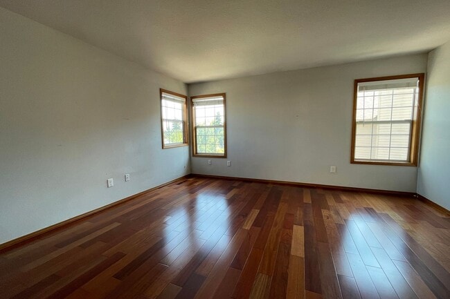 Building Photo - Gorgeous Beaverton home available with att...