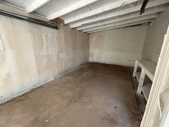 Building Photo - 3 Bedroom 1 Bath Beautiful House with Fenced Yard & Garage