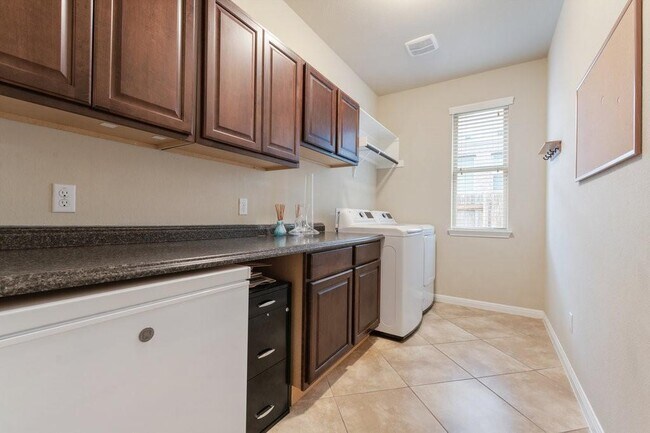 Building Photo - 2915 Bluffstone Dr