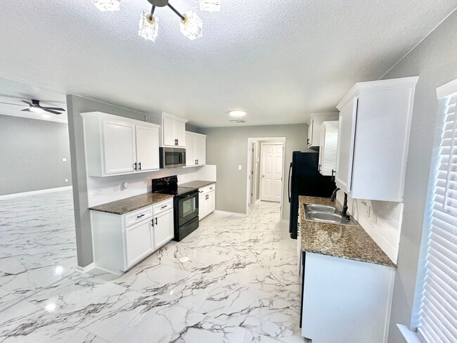 Building Photo - AVAILABLE NOW!!