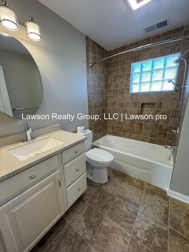Building Photo - Updated Four Bedroom Home Close to Downtow...