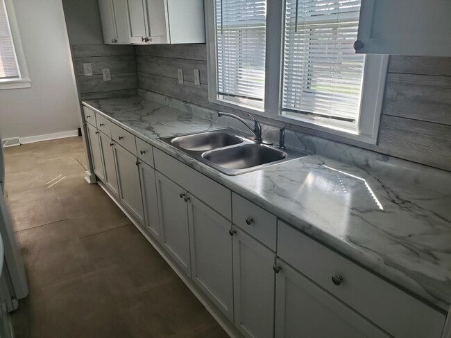 Building Photo - 1156 E Fox St