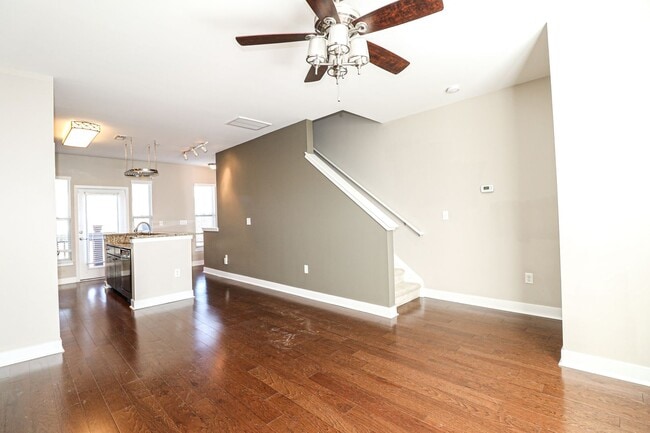 Building Photo - 3 story townhome with Uptown View