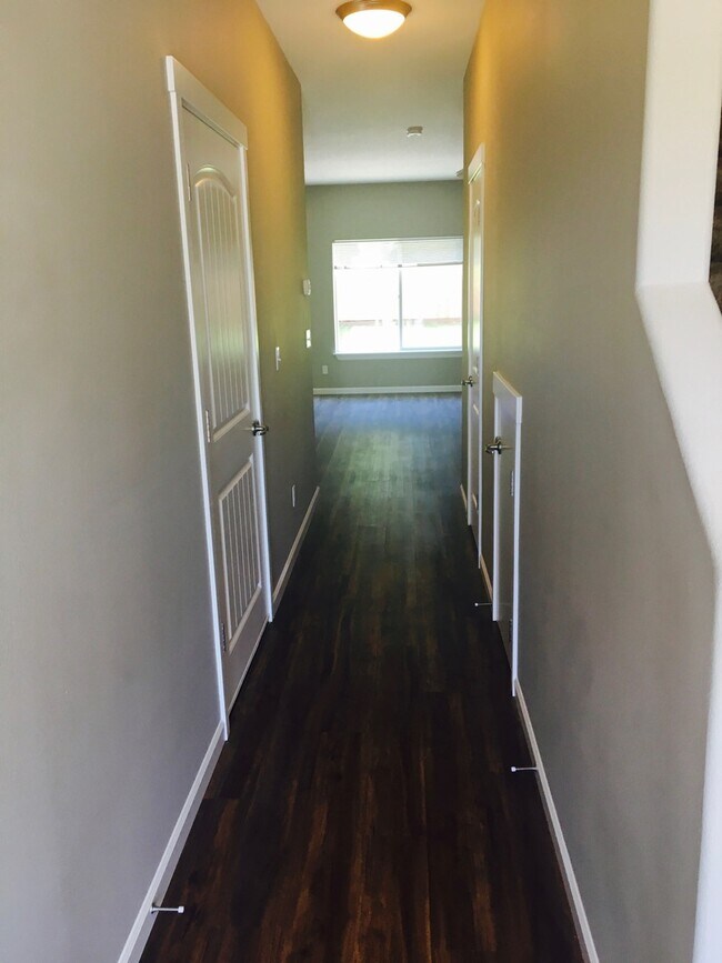 Building Photo - 1422-1422 Marigold Dr