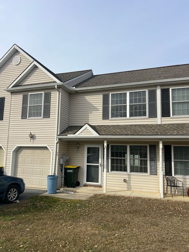 Primary Photo - Beautiful townhome in eastern school District