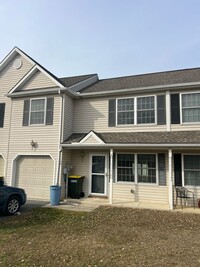 Building Photo - Beautiful townhome in eastern school District