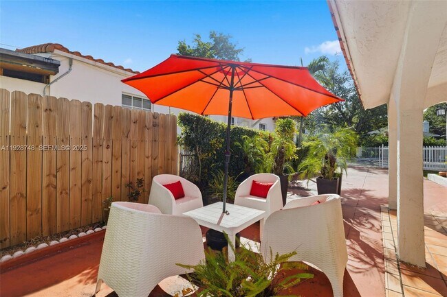 Building Photo - 521 NE 70th St