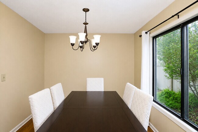 Building Photo - 982 Valleyview Dr