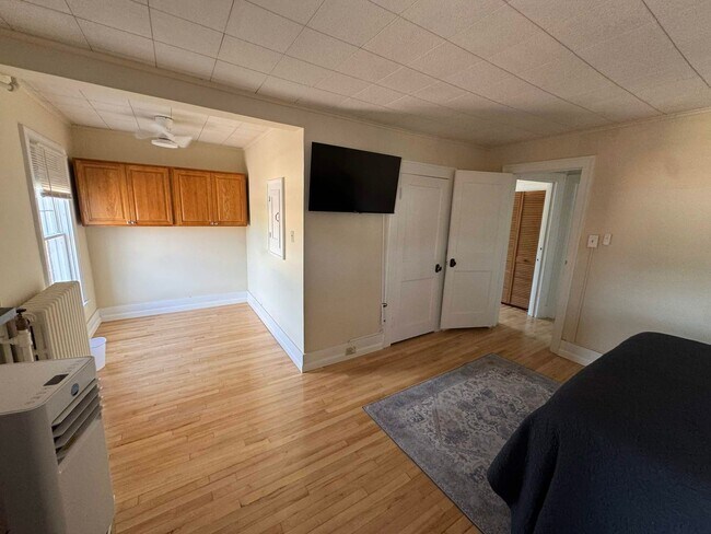 Building Photo - 3 Bedroom, 1.5 Bath, Furnished Home in Houghton