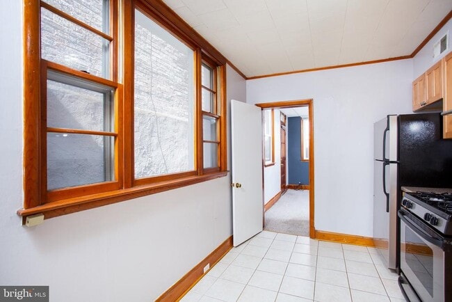 Building Photo - 639 S Montford Ave