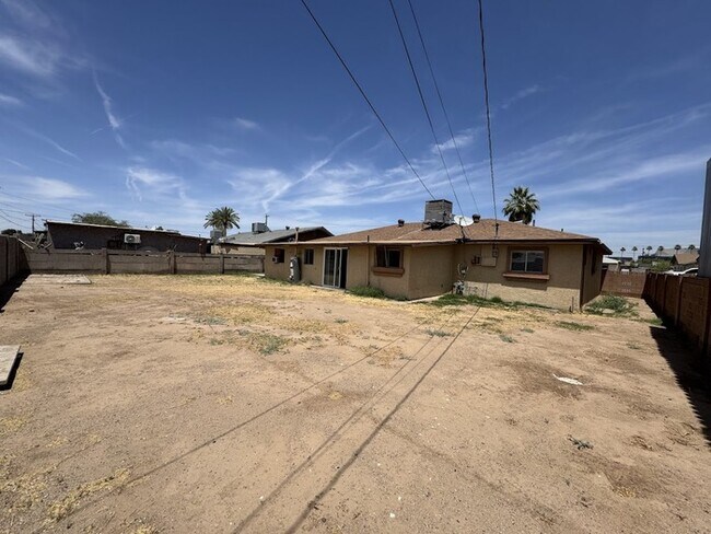 Building Photo - 5 Bedroom Near GCU